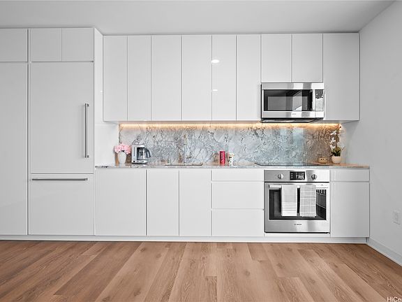 3rd image of 987 Queen St #2503