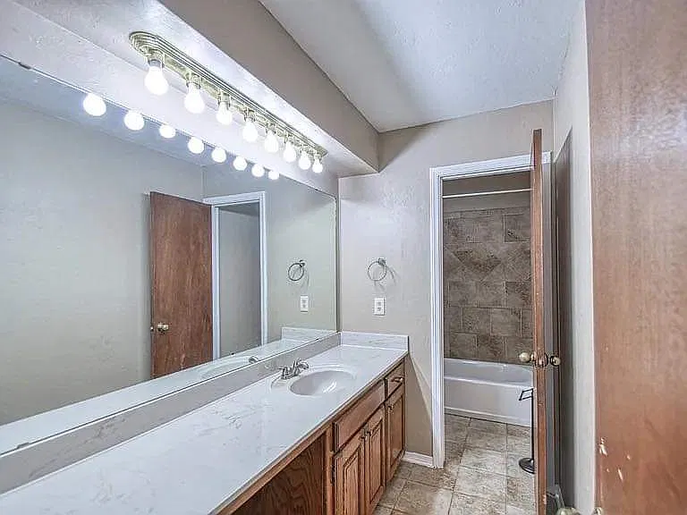 4 bed, 1752 sqft, $2,200 — Photo 3