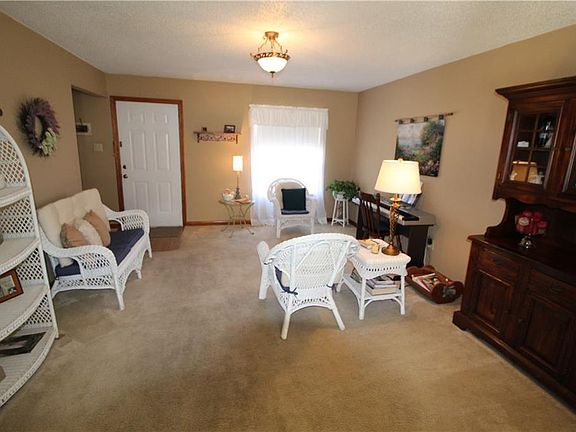 3rd image of 207 Dawn Dr