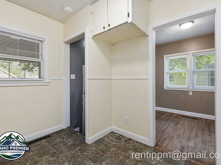 211 Walnut St — Photo 9