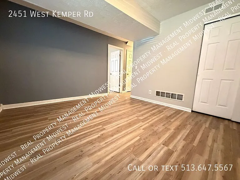 2451 W Kemper Rd — Photo 7