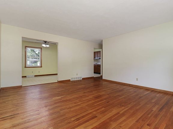 3rd image of 807 Sheridan Rd