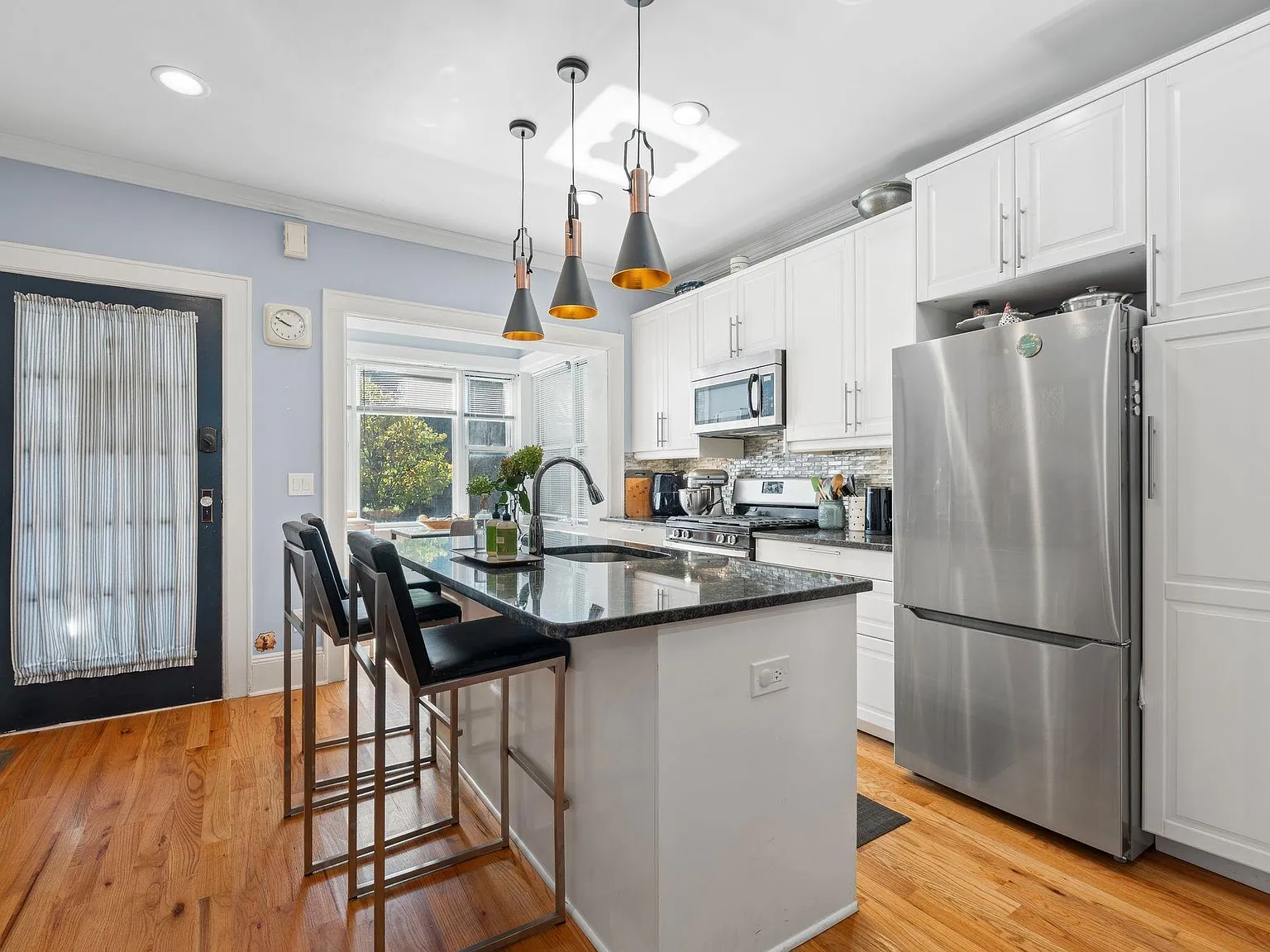 4 bed, 2.0 bath, 1300 sqft, $3,500 — Photo 4