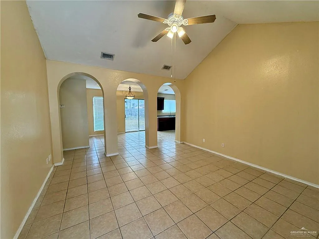 3 bed, 2.0 bath, 1212 sqft, $1,300 — Photo 2
