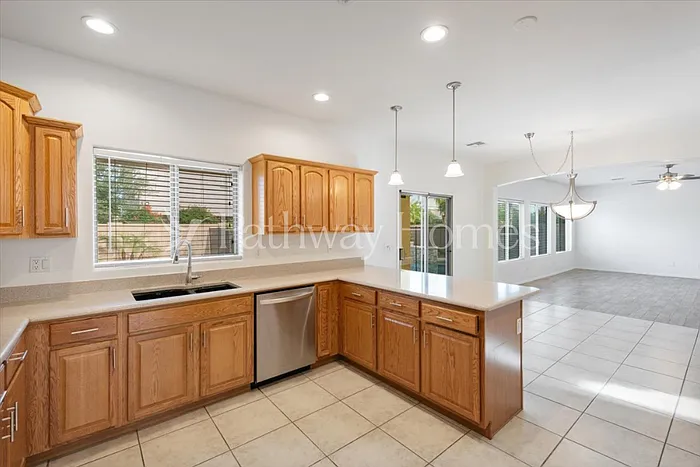 4 bed, 2.5 bath, 3318 sqft, $3,295 — Photo 4