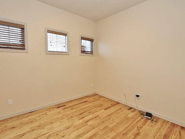 385 W Hale St — Photo 6