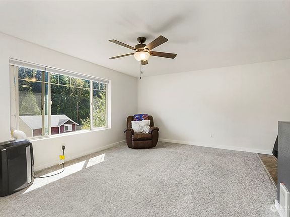 4th image of 2702 Maryland Way E