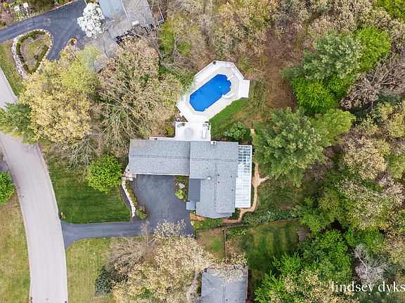 3rd image of 2814 Burrwick Dr SE