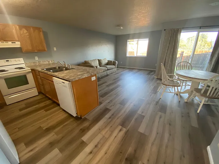 Newly remodeled 3 bedroom Townhouse near Gateway — Photo 3