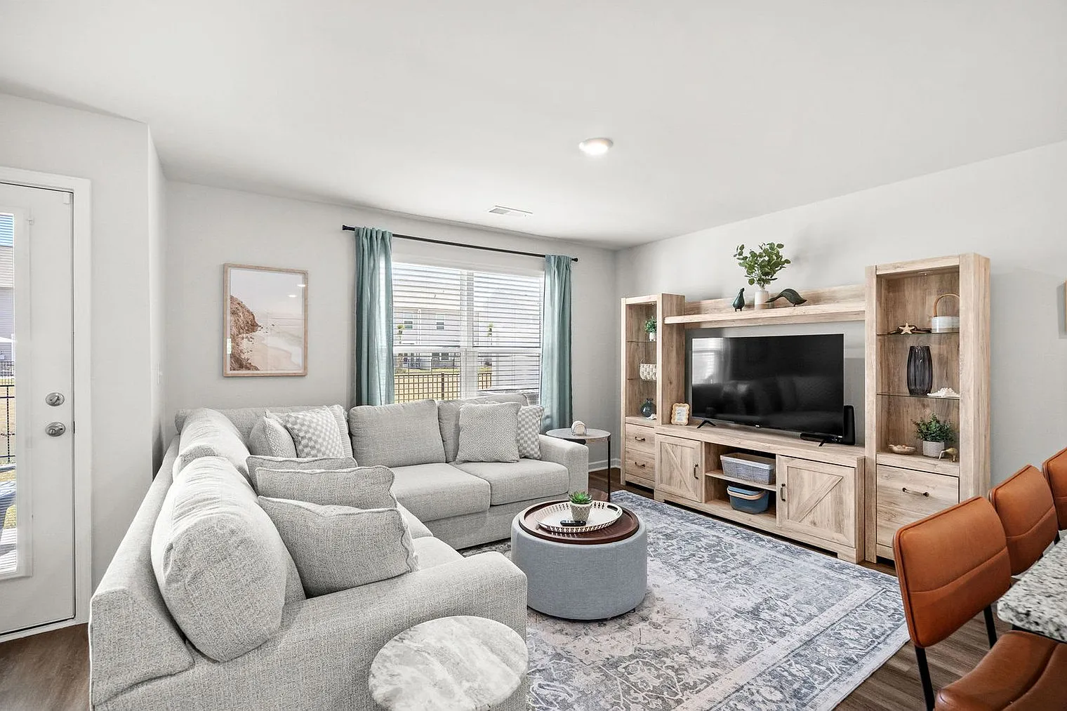 3 bed, 2.0 bath, 1410 sqft, $3,900 — Photo 1