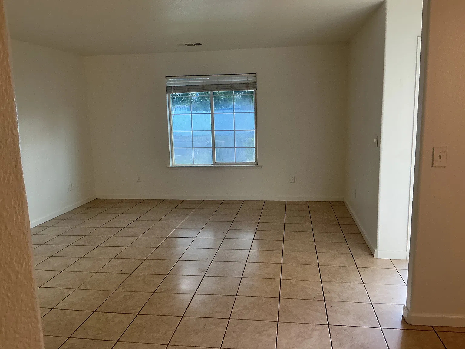 6 bed, 2.0 bath, 1636 sqft, $2,450 — Photo 3