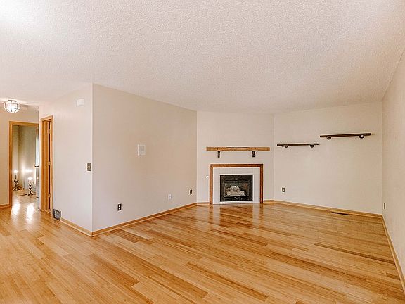 Living room w/gas fireplace
