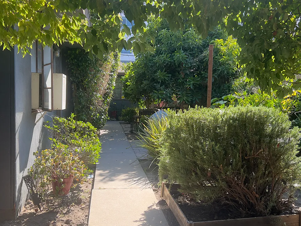 4247 S Centinela Ave #1/2