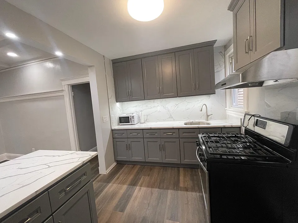 101 Romaine Ave