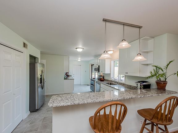 Kitchen - Breakfast Bar