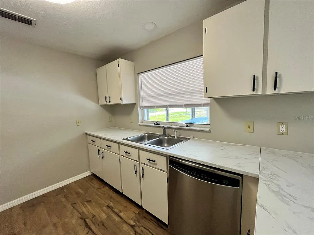 3 bed, 2.0 bath, 1337 sqft, $2,150 — Photo 4