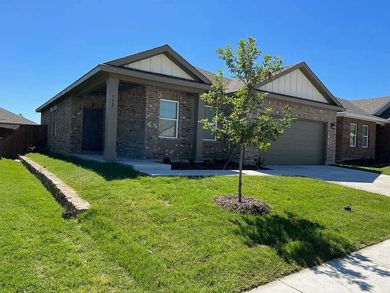 752 Richmond Dr — Photo 2