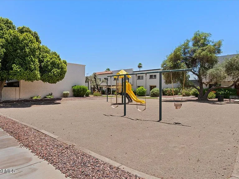 4233 N Miller Rd — Photo 32