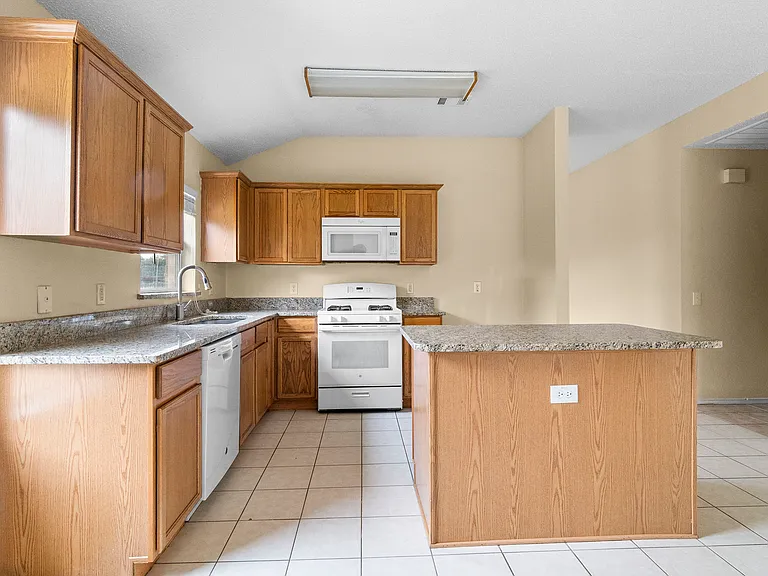 3300 Creekwood Dr — Photo 5
