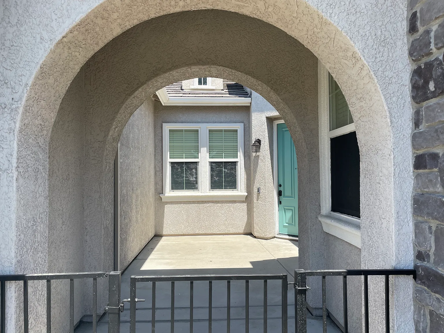 5 bed, 2849 sqft, $3,940 — Photo 2