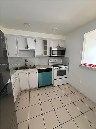 16950 W Dixie Hwy Photo 1