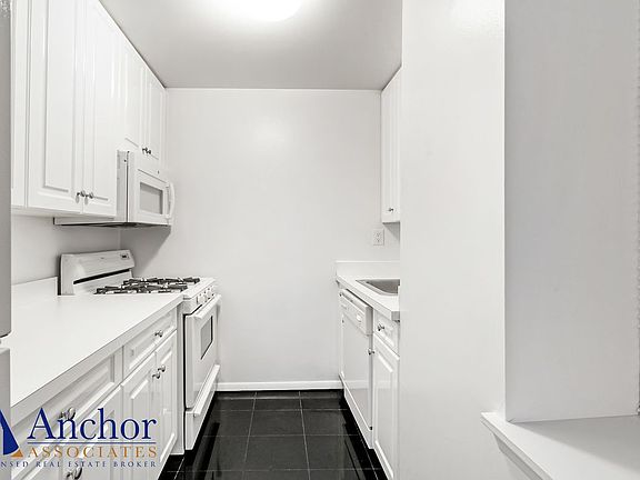 4th image of 365 W 52nd St APT 3H