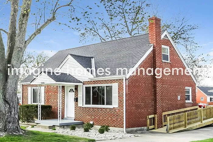 3 bed, 1.0 bath, 1167 sqft, $2,075 — Photo 2