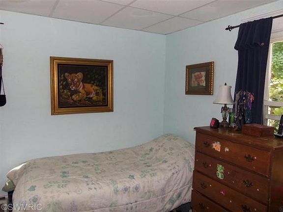 5th image of 121 Eldred St