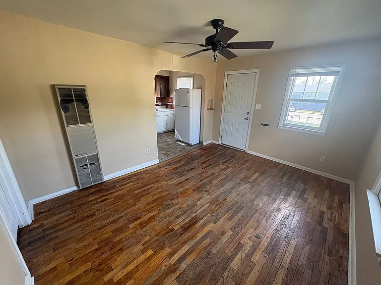 504 Howard Ave — Photo 6