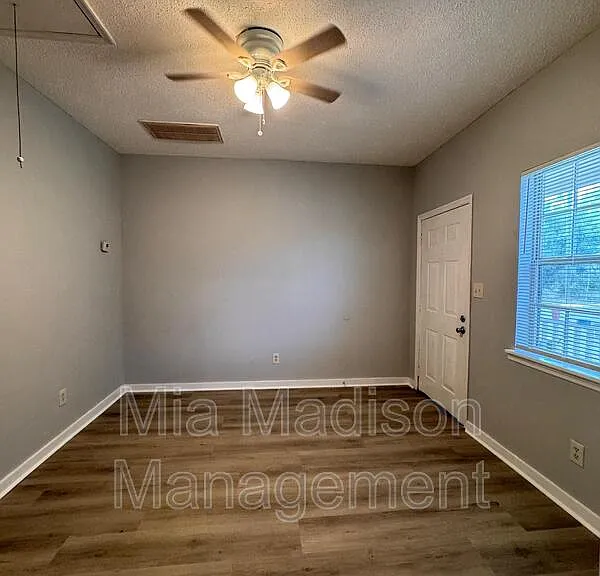 1423 Richards St — Photo 3