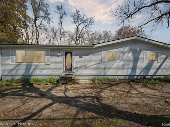 2745 Davista Dr, Highland, MI 48356