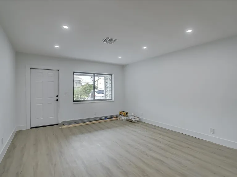 2155 NE 56th Ct — Photo 8