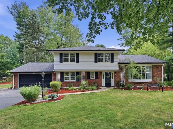 44 Northrop Ln, Tenafly, NJ 07670