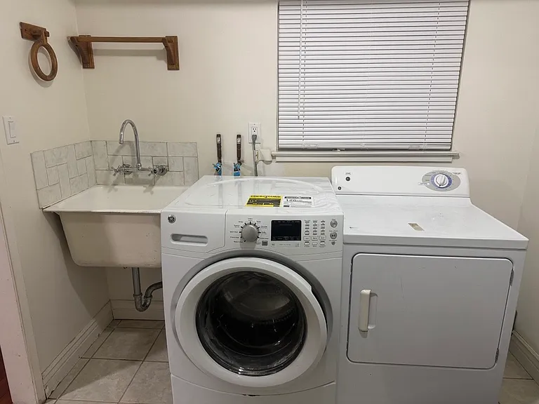 Whitethorne Dr — Photo 11