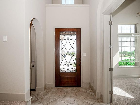 The sunlight floods into this beautiful entry! With a gorgeous glass door youâll be proud to welcome your guests into this cheerful foyer. Elegant arches add a hint of architectural finesse throughout the home.