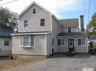 8 Maple St, Glenwood Landing, NY 11547