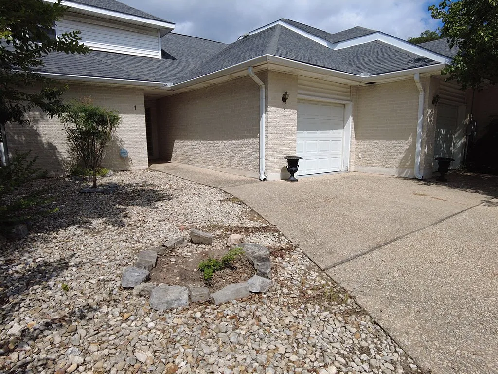 3 bed, 2.5 bath, 1992 sqft, $2,200 — Photo 2