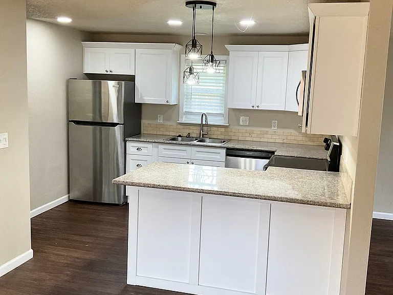 2083 Laurelhurst Dr — Photo 2