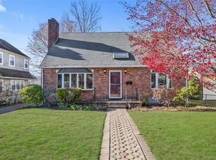 10 Fairfield Avenue, Port Washington, NY 11050