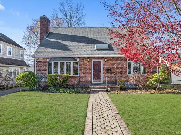 10 Fairfield Avenue, Port Washington, NY 11050