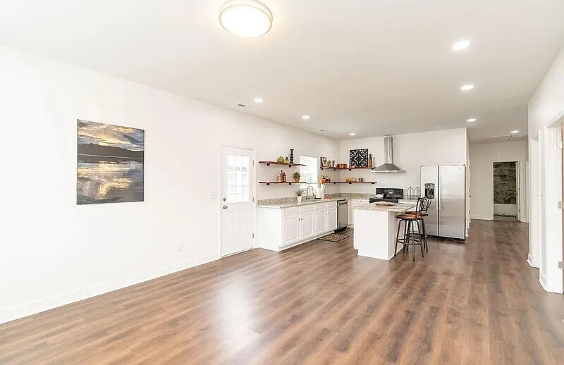 3 bed, 2.0 bath, 1370 sqft, $1,995 — Photo 4