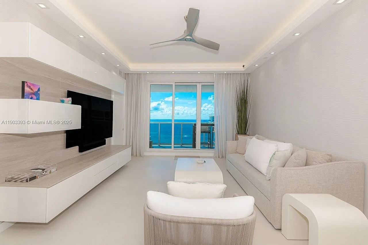Roney Palace Condo — Photo 2