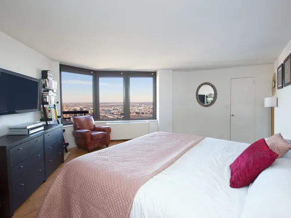 330 East 38th Street 56K image 3 of 18
