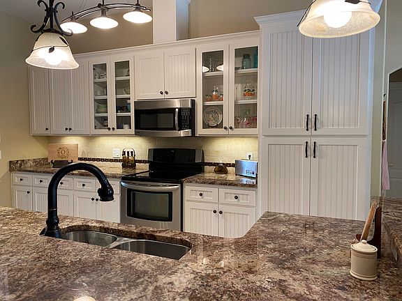 10' ceilings in Kitchen