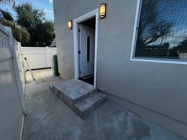 7435 Encino Ave, Van Nuys, CA 91406