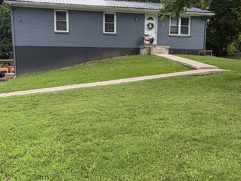 726 Lafayette Rd — Photo 2