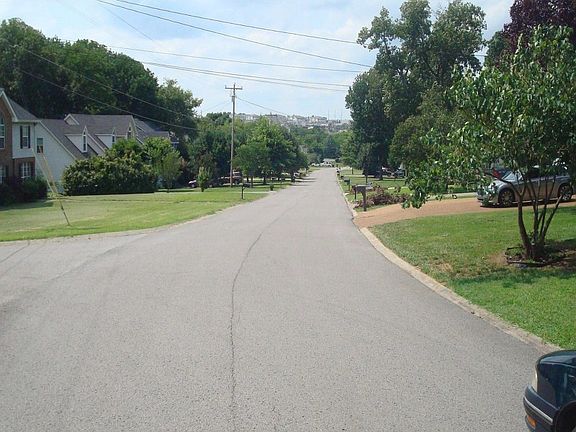 4th image of 301 Moorhill Ave