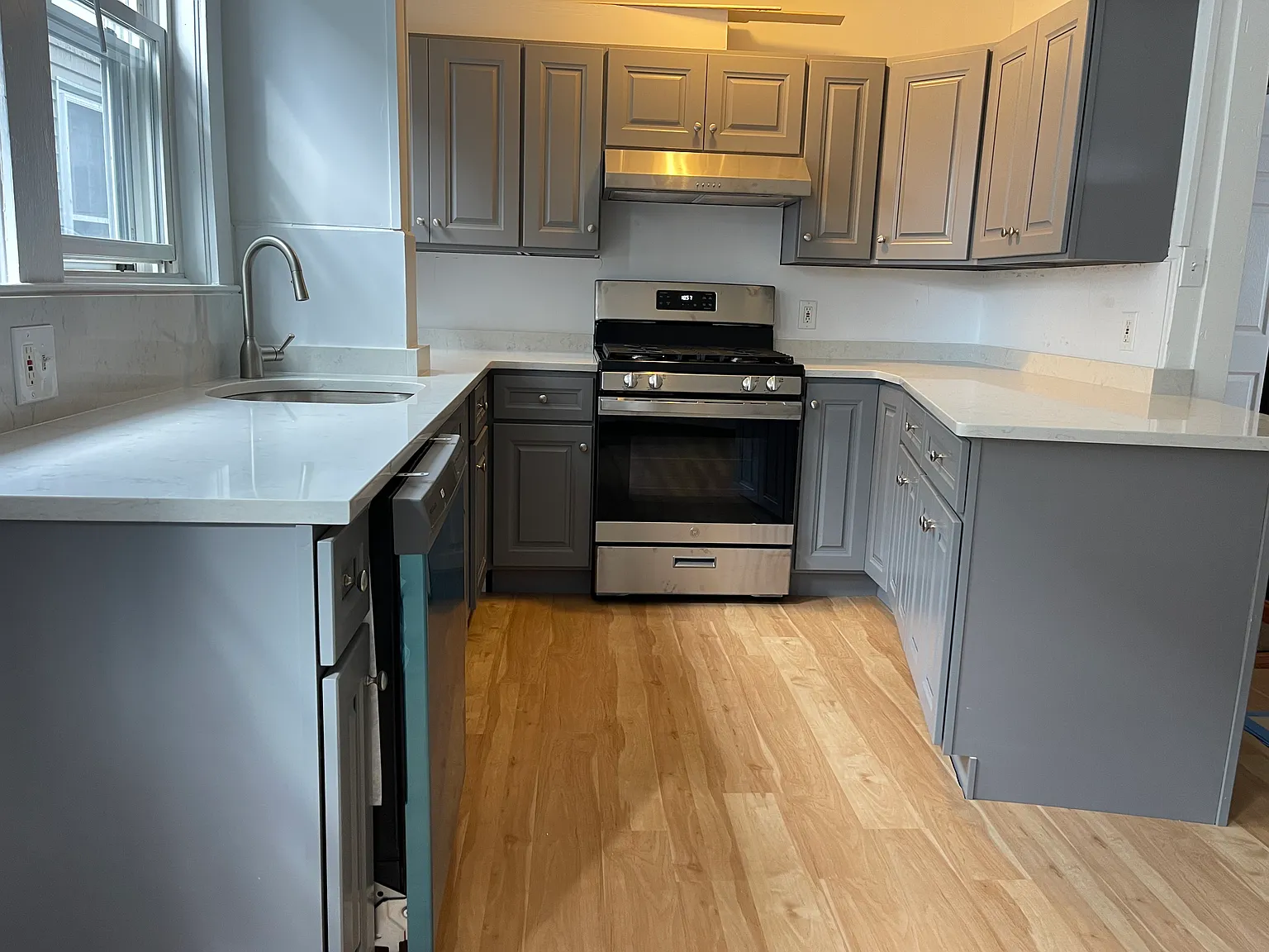 3 bed, 9999 sqft, $4,000 — Photo 1