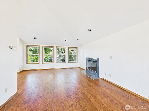 5th image of 802 Silo Court SE