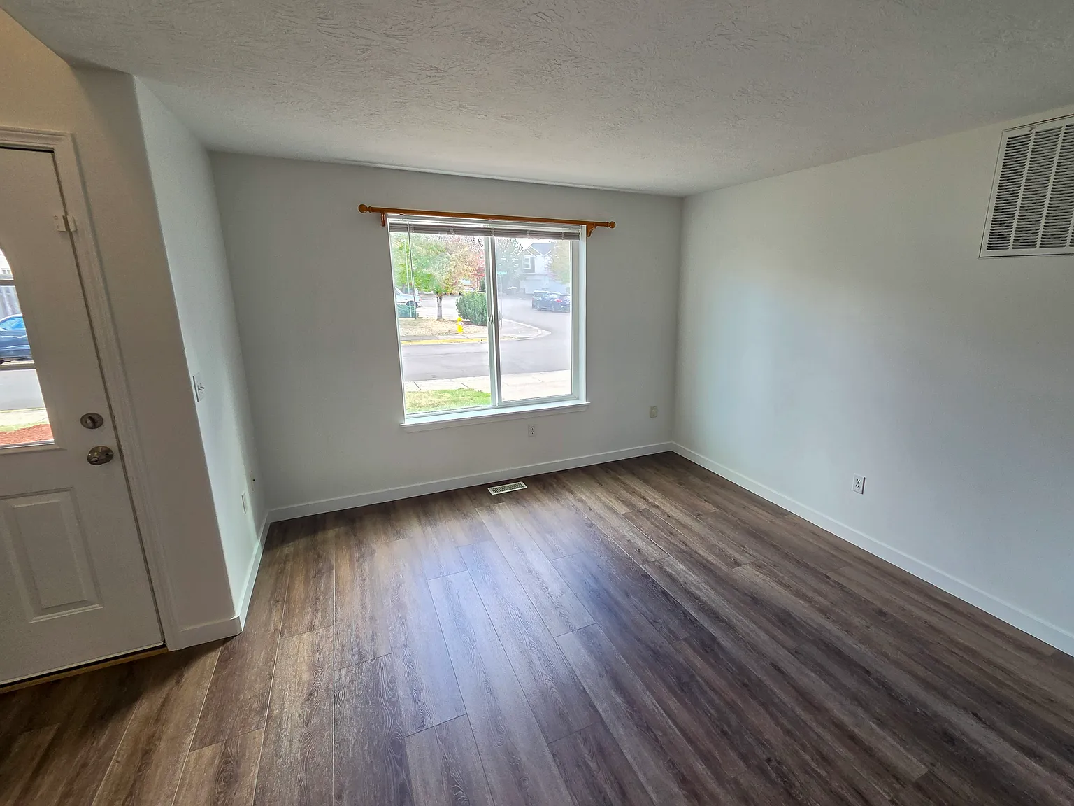 4 bed, 2.5 bath, 1581 sqft, $2,500 — Photo 4